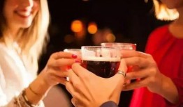 大人吃瓜喝酒的视频,吃瓜饮酒欢乐多