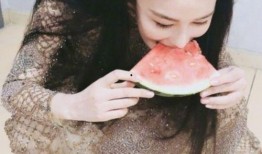 穿上婚纱吃瓜视频,一场别开生面的“吃瓜”婚礼秀