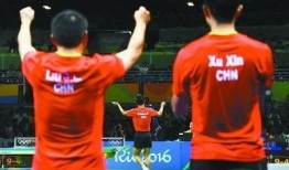 国乒男队女队吃瓜