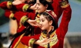 维族人吃瓜视频,瓜果飘香中的民族美食文化