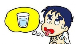 晚上喝水吃瓜乘凉,喝水吃瓜，尽享清凉时光